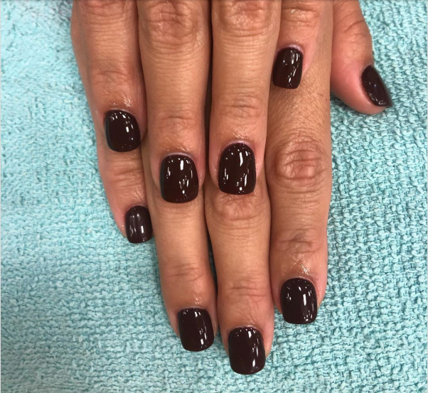 Màu nâu cà phê là lựa chọn hoàn hảo cho những nàng yêu màu tối.