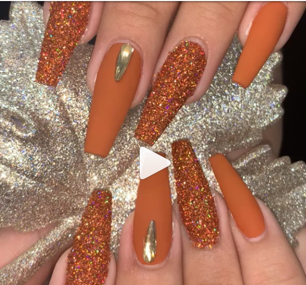 Một bộ móng màu nâu vàng không chỉ phù hợp với hầu hết màu da cũng như giúp bạn dễ dàng phối hợp với trang phục hơn.