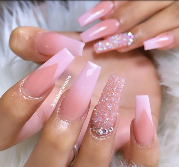 Màu hồng phấn lại phù hợp với những cô nàng bánh bèo.