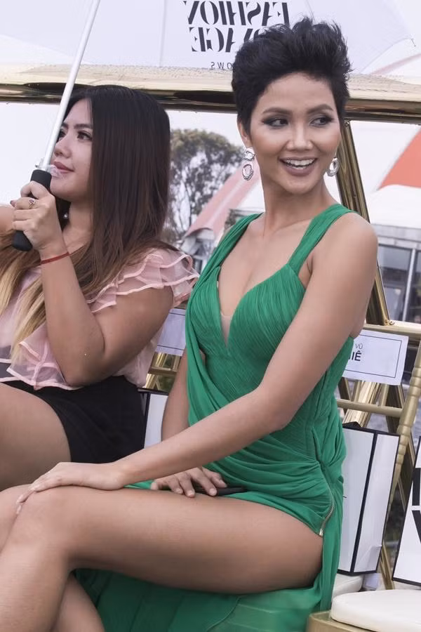 H’Hen Niê trong một mẫu thiết kế xẻ cao khác. Ảnh: tinmoi. Minh Hằng chia sẻ phong cách thời trang