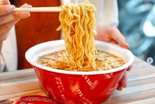 Lý do là trong mì ăn liền chứa một hàm lượng chất béo transfat không có lợi cho hệ tim mạch của cơ thể, dễ làm xơ vữa động mạch, nguy cơ mắc bệnh tim mạch. Ảnh: anninhthudo.