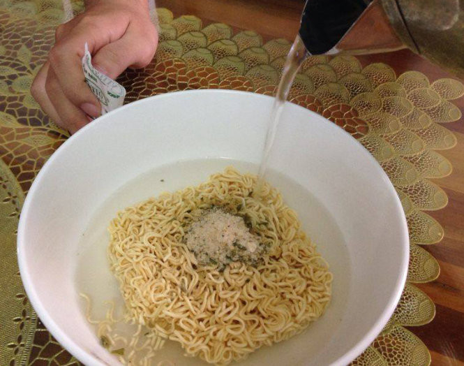 Để ăn mì ăn liền đúng cách, không gây hại cho sức khỏe, sau khi nấu nước sôi và cho vắt mì vào, bạn đợi cho mì nở một chút rồi chắt đổ nước mì đầu tiên này đi. Ảnh: we25.