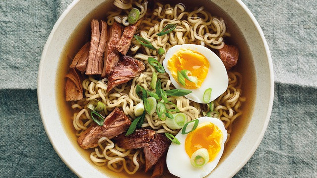 Bên cạnh đó, bạn nên thêm rau xanh và thịt nạc khi nấu mì để bổ sung thêm chất xơ và chất đạm, tránh mất cân bằng dinh dưỡng. Ảnh: thuoctranhthai.