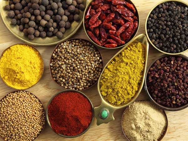 Một số loại gia vị như hạt tiêu đen, hạt nhục đậu khấu, đinh hương,... thường được tiêu hóa chậm nên có thể gây đầy hơi và làm gián đoạn chức năng tiêu hóa.