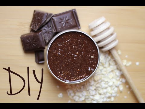 Tiếp theo, bạn hãy thoa hỗn hợp trên lên mặt và vùng cổ của bạn, giữ nguyên cho 10 - 15 phút cho đến khi khô. Ảnh: ytimg.