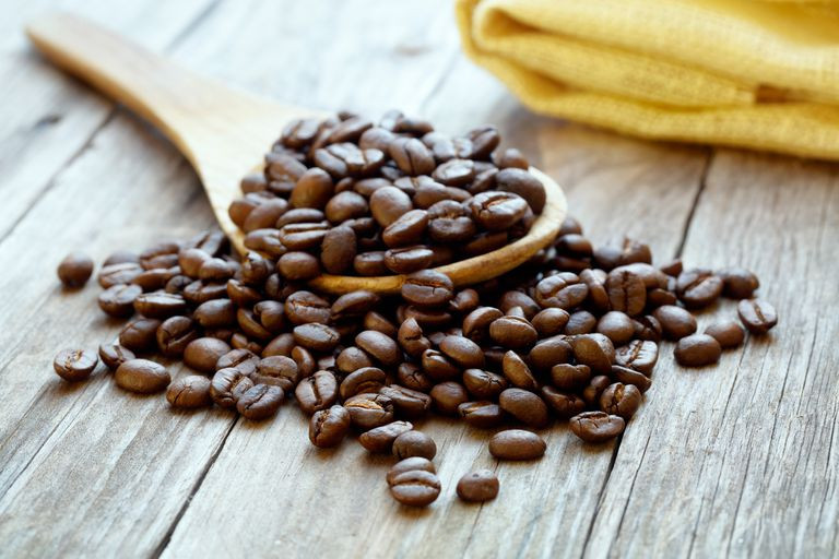 Tuy nhiên, tiêu thụ quá nhiều caffeine có thể có hại cho xương của bạn. Ảnh: verywellmind.
