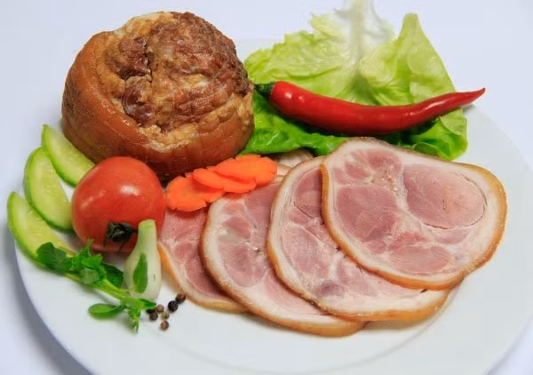 Thịt nguội, ngũ cốc ăn sáng, thức ăn nhanh, súp đóng hộp,...là những loại thực phẩm có hàm lượng natri (một thành phần của muối) cao. Ảnh: khoahoc.