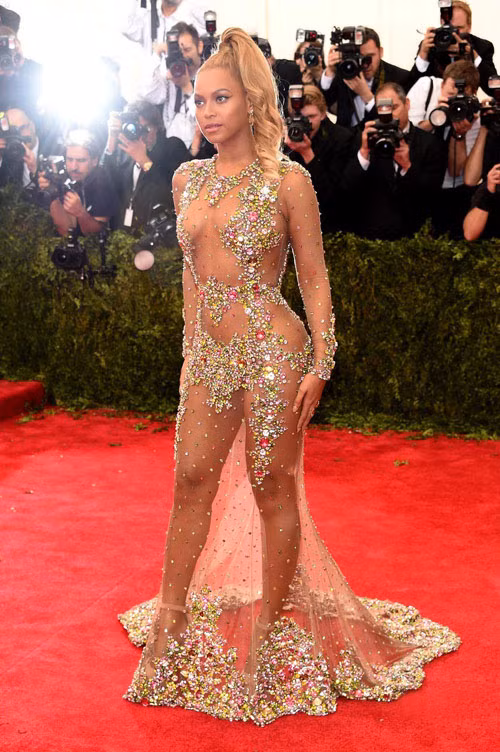 Beyonce hở bạo trong thiết kế đầm trong suốt, xuyên thấu như sương. Ảnh: media.