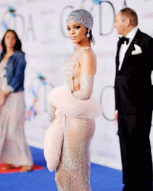 Đây chính là chiếc váy được xem là trang phục sexy và gây nhiều ồn ào nhất mà Rihanna từng mặc. Ảnh: blogspot.