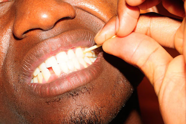 Một trong những tác hại của việc dùng tăm xỉa răng đó chính là gây mòn men răng. Ảnh: govandbusinessjournal.