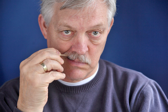 Khi bạn dùng tăm để lấy các cặn thức ăn thừa trong từng kẽ răng sẽ vô tình khiến men răng bị bào mòn theo thời gian và dẫn đến hiện tượng chảy máu chân răng. Ảnh: studiodentaire.