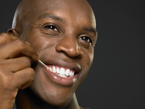 Dùng tăm xỉa răng thường xuyên cũng gây tổn hại đến nướu và chân răng. Ảnh: thesheet.