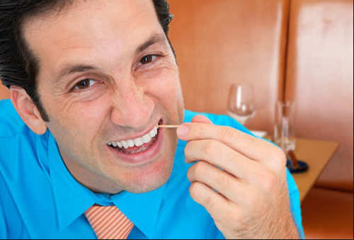 Khi răng bị tổn thương quá nhiều do thói quen sử dụng tăm để xỉa răng sẽ khiến nướu và chân răng yếu hơn. Ảnh: blogspot.