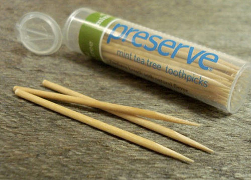 Chính vì vậy, bạn nên sử dụng chỉ nha khoa thay thế cho tăm tre để bảo vệ và tránh được các nguy cơ mắc bệnh về răng nướu. Ảnh: songkhoe.