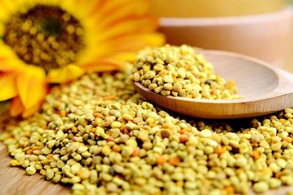 Bên cạnh gừng, phấn ong cũng được xem là một phương thuốc để chữa chứng dị ứng theo mùa. Ảnh: honeco.