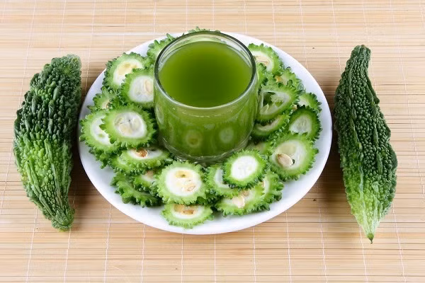 Sau đó, bạn dùng bông gòn thấm vào dung dịch mướp đắng và mật ong rồi thoa đều lên vùng da bị mụn. Ảnh: venesa.