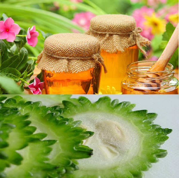 Để làm mặt nạ trị mụn bằng mướp đắng và mật ong, trước hết bạn cần rửa sạch mướp đắng rồi ép lấy nước. Ảnh: maihan.