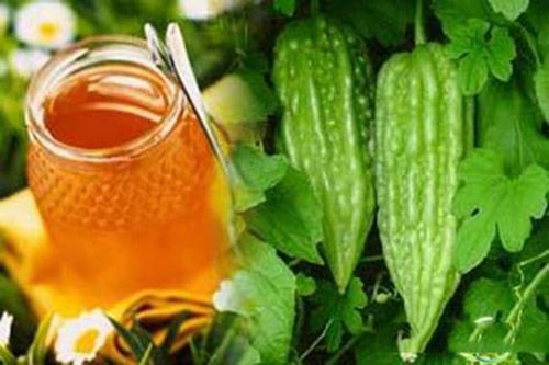 Trong khi đó, mật ong có tính kháng khuẩn cao và khả năng tiêu viêm, kích thích làm lành da. Ảnh: saobiz.