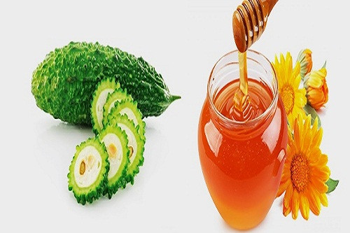 Tiếp theo, bạn hãy rửa mặt sạch với nước. Ảnh: tamtrangantoan.