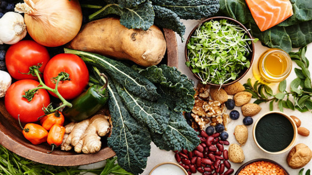 Thay vào đó, một chế độ ăn uống dựa trên thực vật sẽ cải thiện sức khỏe tim mạch của bạn và giúp cho tim khỏe mạnh. Ảnh: guucdn.