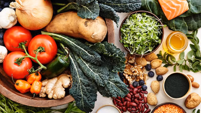 Thay vào đó, một chế độ ăn uống dựa trên thực vật sẽ cải thiện sức khỏe tim mạch của bạn và giúp cho tim khỏe mạnh. Ảnh: guucdn.