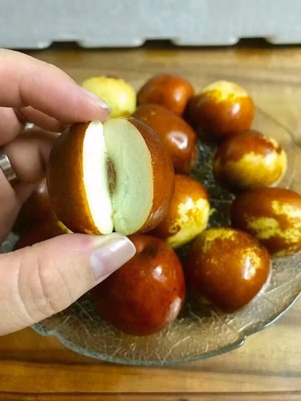 Thậm chí, hàm lượng vitamin C có trong hồng táo còn cao hơn kiwi gấp 4 lần, gấp 6 lần dâu tây, gấp 5 lần súp lơ. Ảnh: connect360.