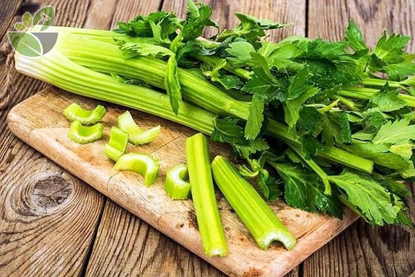 Khi ăn lẩu riêu cua, bạn tuyệt đối không ăn với cần tây sẽ ảnh hưởng tới sự hấp thu protein của cơ thể. Ảnh: caythuocdangian.