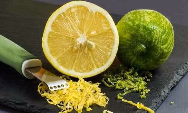Bạn có thể sử dụng vỏ chanh trị mụn trứng cá rất hiệu quả. Ảnh: giaoducthoidai.
