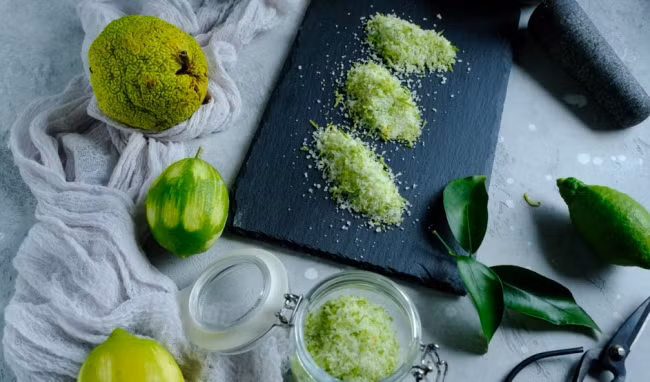 Bạn chỉ cần nghiền vỏ chanh và trộn với một ít nước cốt chanh và trộn đều, sau đó sử dụng dung dịch này để thoa lên các nốt mụn và chờ trong 4 - 5 phút để dung dịch thẩm thấu sâu vào các nốt mụn. Ảnh: healthplus.