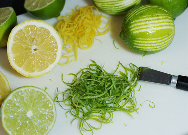 Sau đó, bạn nhẹ nhàng rửa sạch mặt với nước. Ảnh: truongcaodangduocsaigon.