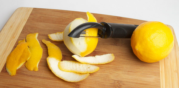 Vỏ chanh còn có thể giúp da bạn trở nên sáng mịn, mềm mại và rạng rỡ hơn. Ảnh: doisongphapluat.