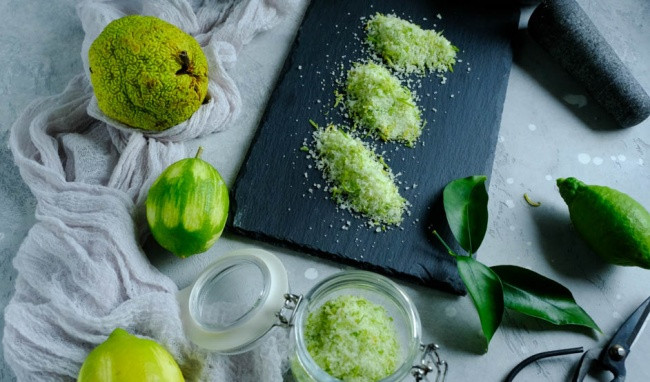 Bạn chỉ cần nghiền vỏ chanh và trộn với một ít nước cốt chanh và trộn đều, sau đó sử dụng dung dịch này để thoa lên các nốt mụn và chờ trong 4 - 5 phút để dung dịch thẩm thấu sâu vào các nốt mụn. Ảnh: healthplus.