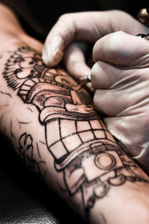 Những loại mực xăm có chứa kim loại có thể phản ứng với quá trình chụp cộng hưởng từ, do đó sẽ ảnh hưởng đến quá trình điều trị bệnh. Ảnh: improb.