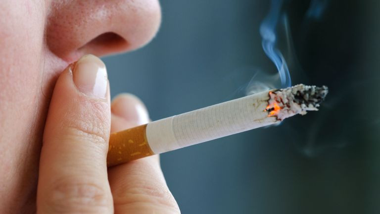 Các chất độc trong khói thuốc chính là nguyên nhân chính làm tăng nguy cơ mắc các bệnh ung thu gan, xơ gan. Ảnh: e3.365dm.