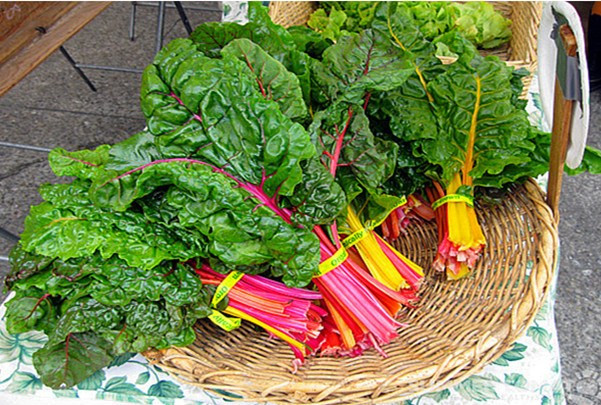 Cải cầu vồng là loại rau lá xanh cực kỳ nhiều các chất dinh dưỡng như vitamin K, vitamin A, vitamin C, magiê và đồng. Ảnh: wp.
