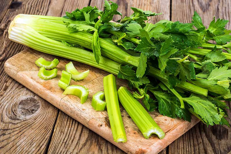 Cần tây là một nguồn vitamin K dồi dào và quercetin chống oxy hóa mạnh mẽ. Loại rau này cũng giúp giảm đầy hơi và tốt cho sức khỏe răng miệng. Ảnh: quantrimang.