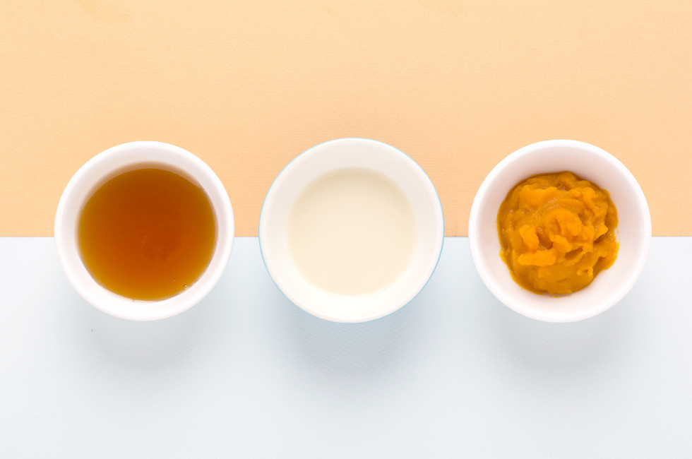 Để làm mặt nạ dưỡng da từ bí ngô, bạn cần chuẩn bị những nguyên liệu sau: 1 miếng bí ngô nhỏ, ½ thìa mật ong, ½ thìa sữa tươi. Ảnh: beautylish.