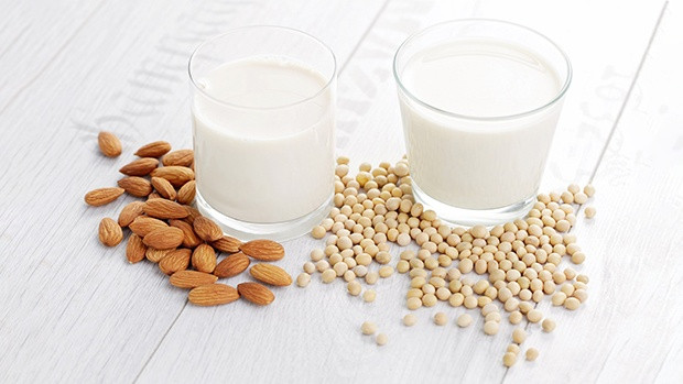 Nếu không có sữa tươi, bạn có thể sử dụng sữa đậu nành hoặc sữa hạnh nhân để thay thế. Ảnh: healthplus.