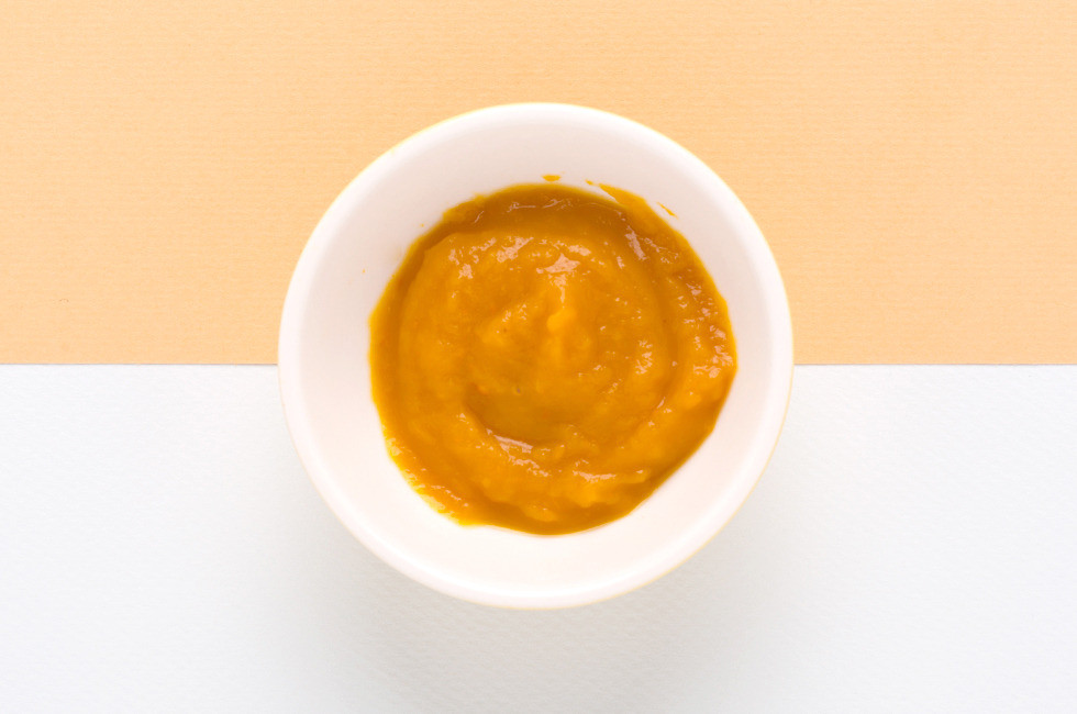 Đầu tiên, bạn rửa sạch bí ngô và cho vào nồi hấp. Sau đó nghiền bí ngô thật nhuyễn và để nguội. Ảnh: beautylish.