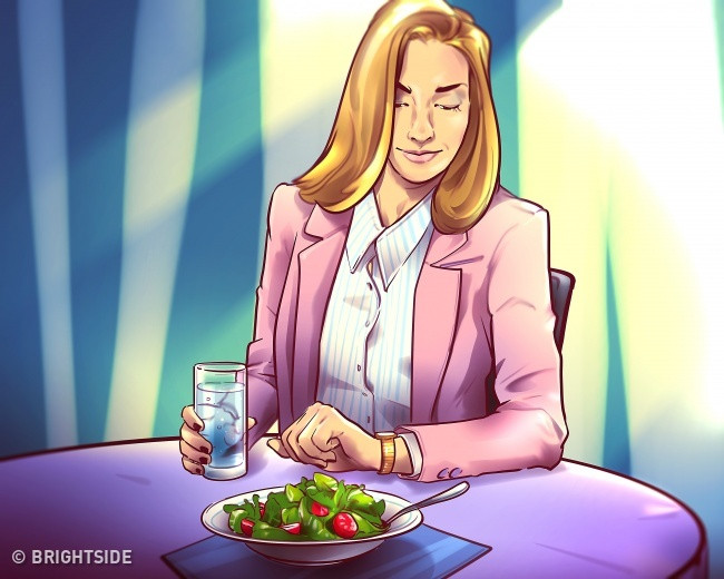 Nước rất hữu ích đối với sự trao đổi chất nếu bạn uống vào đúng thời điểm, vì vậy đừng quên uống nước. Tốt nhất là bạn uống 1-2 ly nước 30 phút trước bữa ăn.