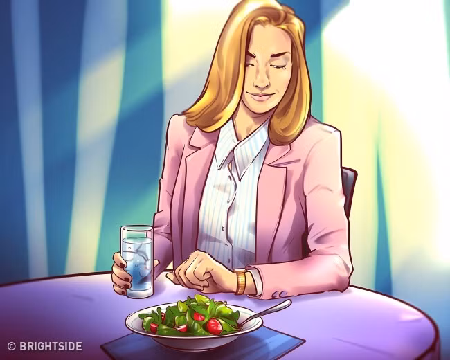 Nước rất hữu ích đối với sự trao đổi chất nếu bạn uống vào đúng thời điểm, vì vậy đừng quên uống nước. Tốt nhất là bạn uống 1-2 ly nước 30 phút trước bữa ăn.