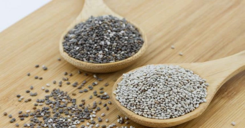 Bên cạnh hạt bí, hạt chia cũng tốt cho xương bởi chúng chứa nhiều canxi. Chỉ với hai muỗng canh hạt chia có thể cung cấp cho bạn 17% lượng canxi cần thiết mỗi ngày. Ảnh: yeutheduc.