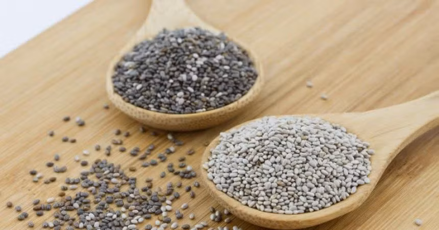 Bên cạnh hạt bí, hạt chia cũng tốt cho xương bởi chúng chứa nhiều canxi. Chỉ với hai muỗng canh hạt chia có thể cung cấp cho bạn 17% lượng canxi cần thiết mỗi ngày. Ảnh: yeutheduc.