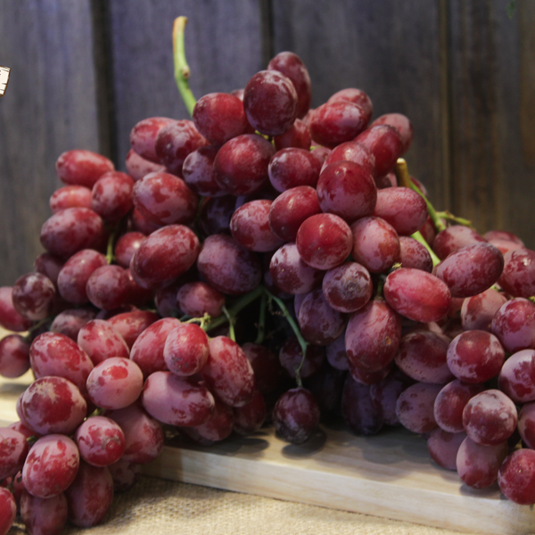 Ngoài ra, nho còn cung cấp nhiều chất dinh dưỡng cho sức khỏe của xương, bao gồm vitamin K, chất xơ và polyphenol. Ảnh: etimg.