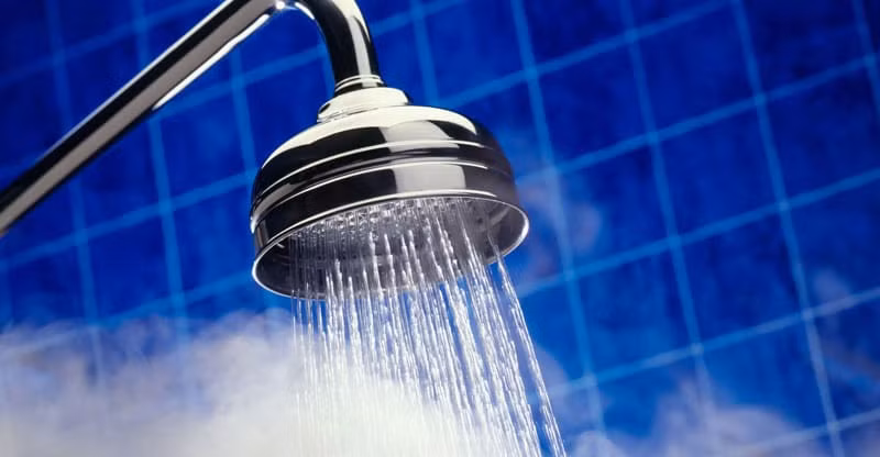 Một trong những thói quen buổi sáng rất nhiều người làm đó chính là tắm bằng nước nóng vì nghĩ rằng nước nóng sẽ làm họ tỉnh táo hơn. Ảnh: waterheaterhub.