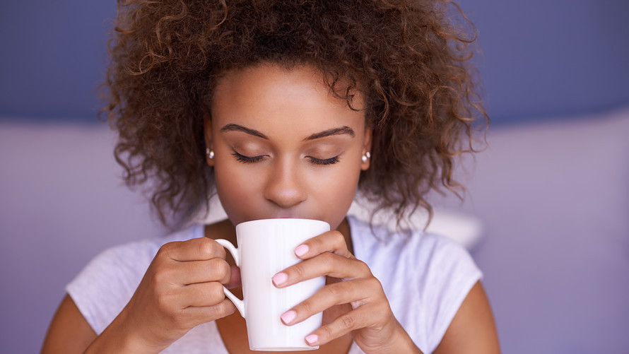 Nếu bạn uống cà phê trước hoặc trong thời gian này, bạn sẽ cảm thấy bồn chồn và lo lắng, khiến cơ thể nhầm lẫn hệ thống theo dõi cortisol tự nhiên, dẫn đến căng thẳng hơn. Ảnh: marketwatch.