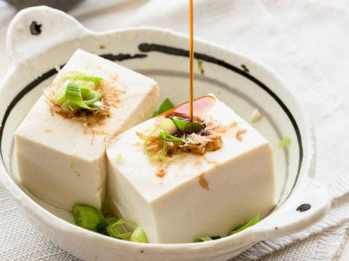 Lý do là vì đậu phụ có tác dụng làm suy giảm tinh trùng, không cho tinh trùng tiếp xúc với trứng và làm giảm chức năng hoạt động của dương vật. Ảnh: wandercooks.