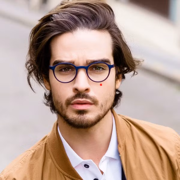 Nam giới sở hữu nốt ruồi son này cộng với đôi lông mày rậm cho thấy chủ nhân dễ bị người bạn thân chia rẽ tình cảm với bạn gái. Ảnh minh họa: Face à Face.