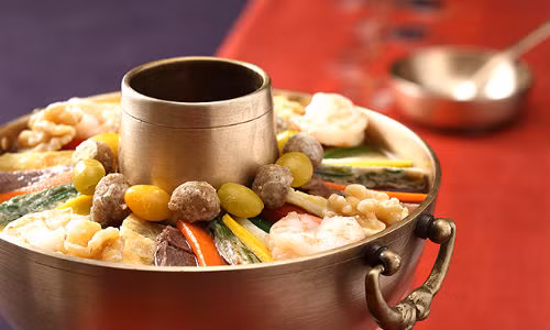 Lẩu chiên Sinseollo có xuất xứ từ Trung Quốc. Cùng với thời gian, lẩu chiên Sinseollo được du nhập và trở thành món lẩu hấp dẫn ở Hàn Quốc. Ảnh: Korea Tourism Organization.