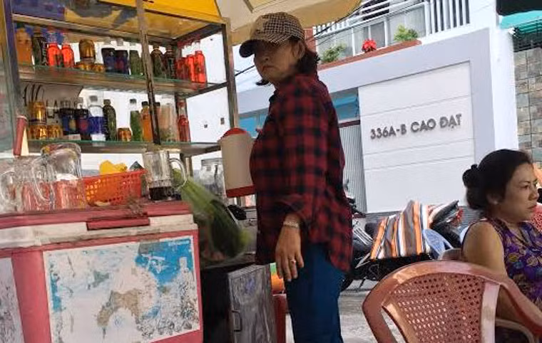 Chị Hồ Thị Tuyết Trinh, một trong 2 người trong bức ảnh chia sẻ: "Đó là bữa tiệc đêm giao thừa cuối năm 2015. Người em dâu tên Mỹ chụp tấm ảnh tôi và chị Nguyễn Thị Ngà, ngụ cùng xóm. Thấy chụp hình đưa lên Facebook, tôi còn bày trò lấy điếu thuốc đưa lên môi cho ấn tượng". Thế nhưng vụ việc khiến cư dân mạng dậy sóng khi Mỹ đưa lên Facebook và nói vui "đây là 2 kẻ chuyên bắt cóc trẻ em".